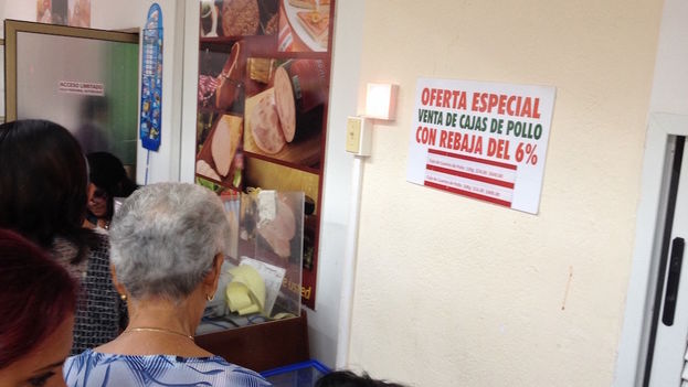 Many people consider the drop in prices insufficient when compared to their wages. (14ymedio)
