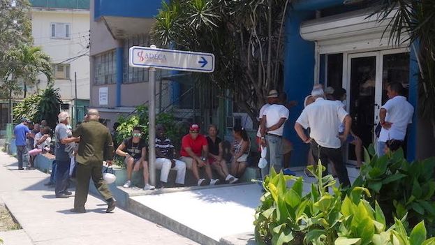 A line outside a currency exchange (Cadeca) Friday, amid rumors of a reduction in the value of Cuban convertible pesos CUC. (14ymedio)