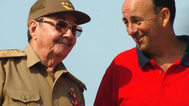 President Raul Castro with Carlos Lage, then vice president, when everything was still complicity. (EFE)
