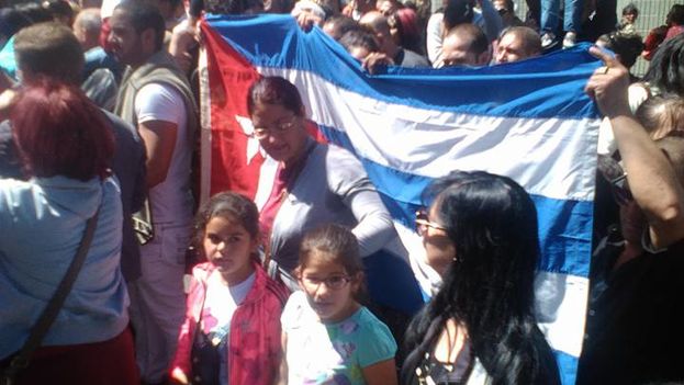 Cubans demonstrating in front the US embassy in Quito, Ecuador, on Friday. (14ymedio)
