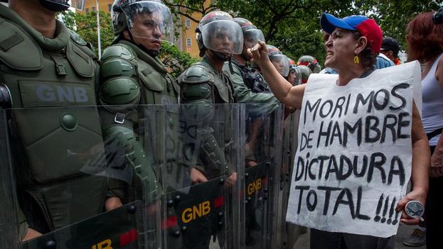 A woman protests against members of the Bolivarian National Guard in the march on Wednesday in Caracas. (EFE / Miguel Gutierrez)