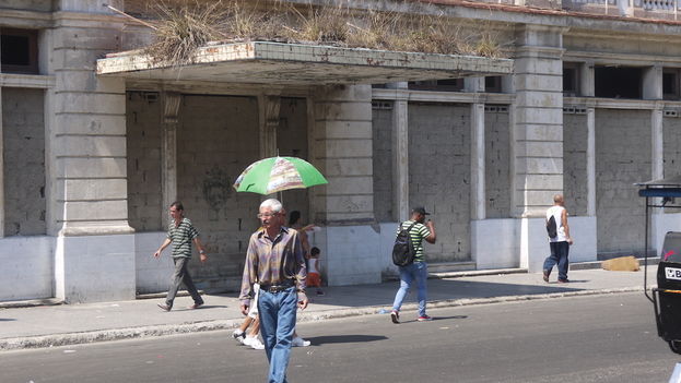 The bricked-up entrance to the Hotel New York, a few yards from the Capitol Building in Havana Capitol. (14ymedio)