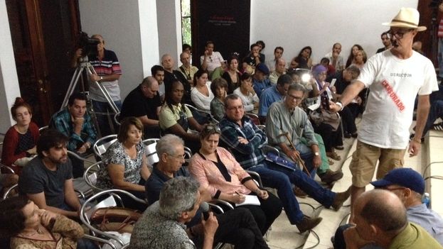 A meeting of the Cuban Filmmakers G20 group held last year in the Fresa y Chocolate Cultural Center. Standing is Juan Carlos Cremata a recently censored Cuban filmmaker. (14ymedio)
