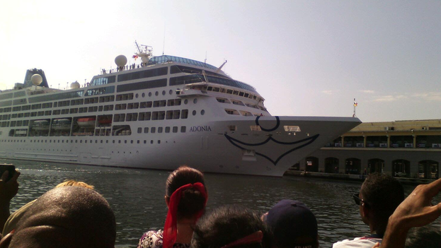 The Carnival Lines cruise ship 'Adonia' arriving at the port of Havana. (14ymedio)