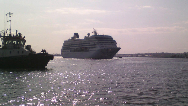 The cruise ship 'Adonia' entering the port of Havana. (14ymedio)