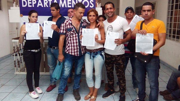 A group of Cubans show the exit permits they received today in Tapachula, Mexico.