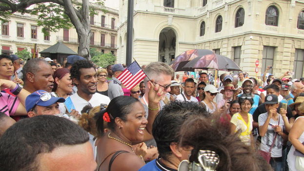 Monday morning the story came to a happy ending when a crowd cheered the 'Adonia' entering the port of Havana with Cuban and US flags. (14ymedio)