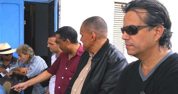 In the homage that the Club of Independent Cuban Writers paid the poet, Rafael Alcides, January 26, 2016, among other independent journalists were Luis Cino (shirt with blue and white stripes), Iván García (dark red shirt) and Jorge Olivera (black jacket), who was a political prisoner during the Black Spring of 2003.