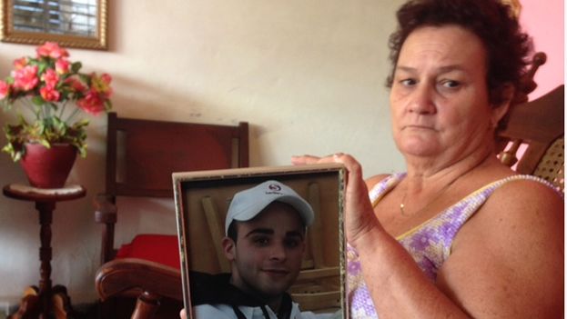 María Magdalena Puente, Alejandro’s grandmother, shows a picture of her grandson. (14ymedio)
