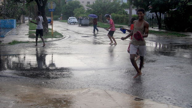 Boys bathing in the rain in Havana. (14ymedio)