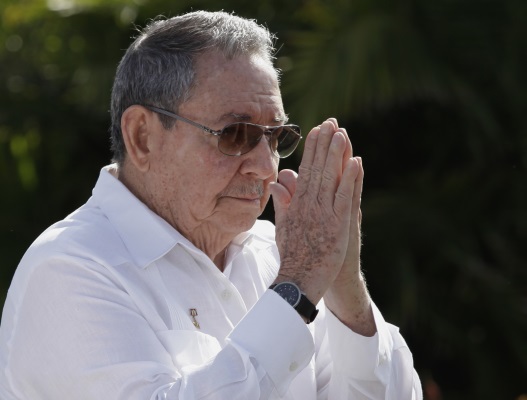 Raúl Castro has slipped the designs of the PCC into a tabloid with documents analyzed and approved during the VII Congress of the Cuban Communist Party