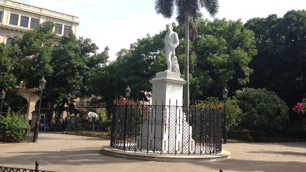 The statue of Carlos Manuel de Céspedes in Old Havana, on Father’s Day Sunday without a single flower. (14ymedio)