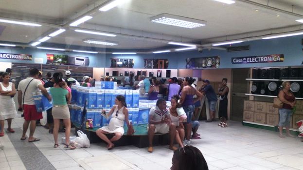 Customers in a Havana electronics store, in line to buy fans