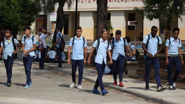High School Students in Havana (14ymedio)