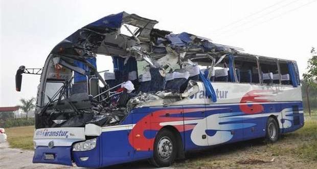 The state of a Transtur bus, carrying 30 European tourists, after a crash. The crash happened on April 2, 2016, at the Jatibonico exit going towards Ciego de Ávila, leaving 2 dead and 28 injured. The two who died were the driver, Alkier Barrera Medina, a 36-year-old Cuban national, and an Austrian tourist, Johnn Eberl, aged 63. Photo by Vicente Brito, Escambray newspaper from Sancti Spiritus. 