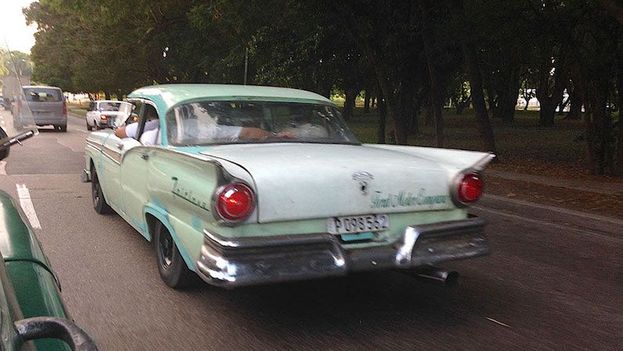 A shared fixed-route taxi, known as an "almendrón," in Havana. (14ymedio)