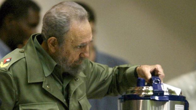 Former president Fidel Castro with a “Queen” brand pressure cooker, made in China. (EFE)