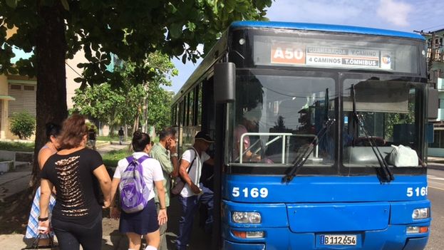 In many neighborhoods bus service changes coincided the beginning of the school year, which has caused a chaos among users. (14ymedio)