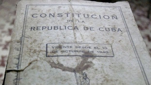 Brochure with the content of the Cuban Constitution of 1940. (Manuel Diaz Mons)