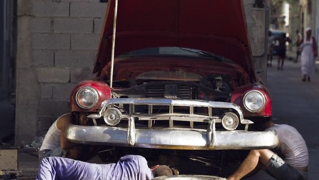 Cuban mechanics working on a car. (File 14ymedio)