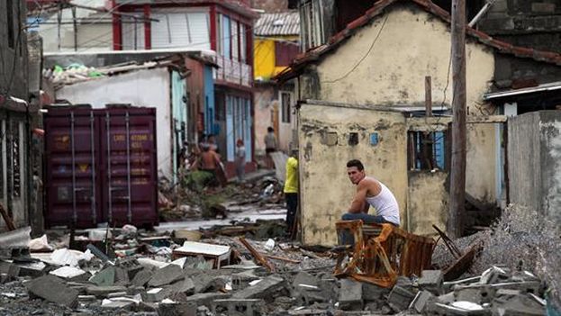Hurricane Matthew left serious damage in Cuba at the eastern end of the island, with total and partial collapses of houses, electricity poles and roads completely cut off. (EFE)
