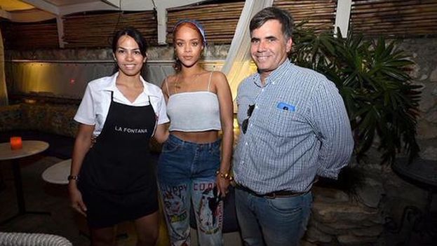 The famous and government higher ups choose private restaurants for their meals in Cuba. Rihanna at the La Fontana paladar. (Twitter)