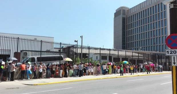 The line outside the US embassy in Havana can be seen Monday through Friday. Source: Faro Trimestral blog.
