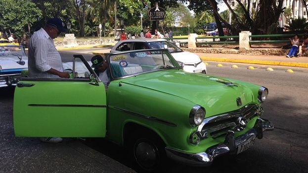 Since early this year in the streets of Havana the best-preserved vintage cars can be seen with their yellow stickers allowing them to operate at hotels and airports. (14ymedio)