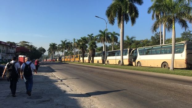  Rancho Boyeros Avenue in Havana was filled with buses that transported the soldiers. (14ymedio)