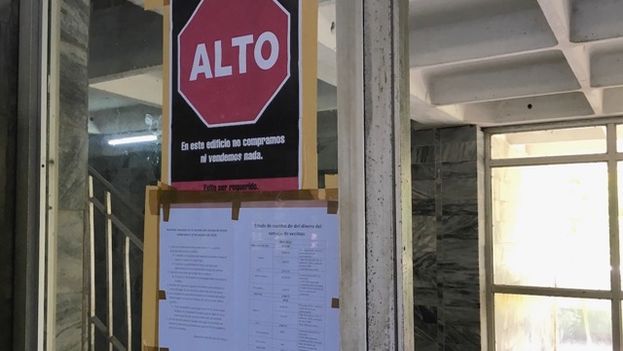 ”Stop. In this building we buy and sell nothing”: The warning fails to stop the sellers who knock on the door of families offering everything from eggs to appliances. (14ymedio)