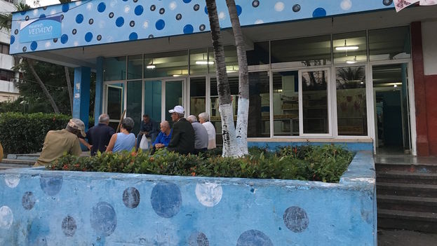 A group of older people waiting for bread talk about the death of Fidel. (14ymedio)