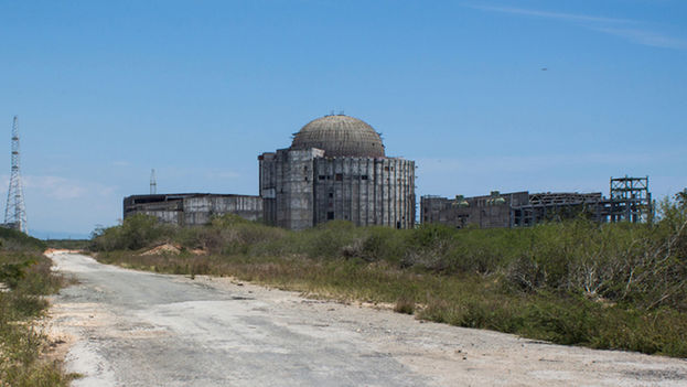 The Juraguá nuclear power plant in the province of Cienfuegos, is visible from the "nuclear city" where plant workers were to reside, and where now people are sunk in economic problems and labor inertia. (14ymedio)