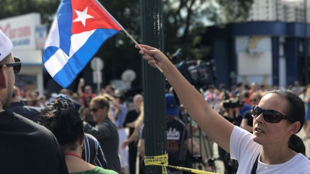 A woman raises a flag to celebrate the end of Fidel Castro (14ymedio).