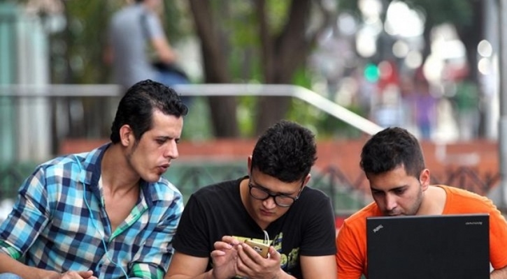 Young men in Cuba connected to a Wi-Fi network (Photo: EFE)