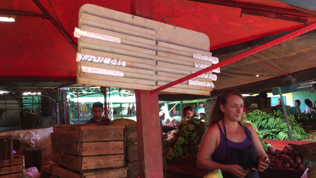 Board with prices for the day's offerings in the EJT Market at 17th Street and K, in Havana. (14ymedio)