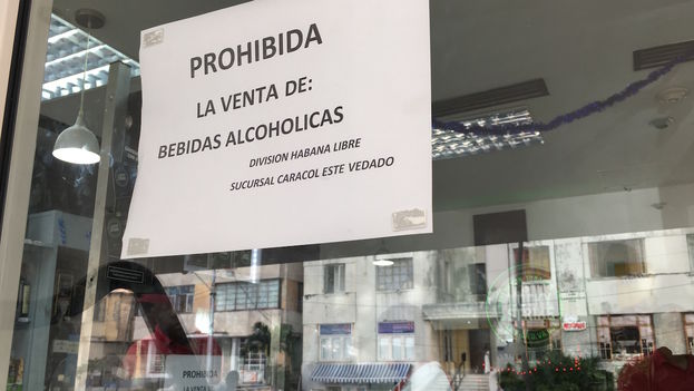 Cubans still manage to get some alcohol in the middle of the 'dry law' imposed by the official mourning. (14ymedio)