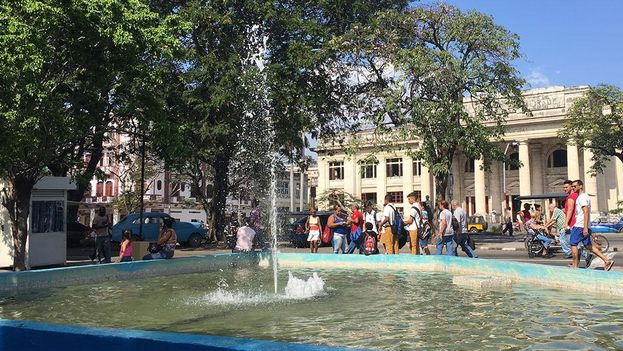 After decades without working the fountain at the corners of of Xifré Street and Carlos III Avenue, in the heart of Central Havana is working again. (14ymedio)