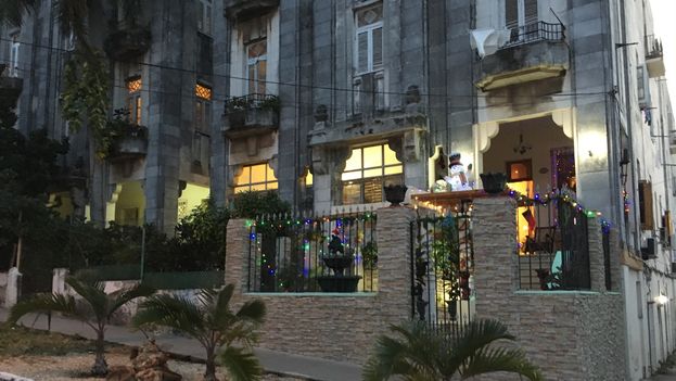 Despite the mourning, some have dared to put up Christmas decorations. (14ymedio)
